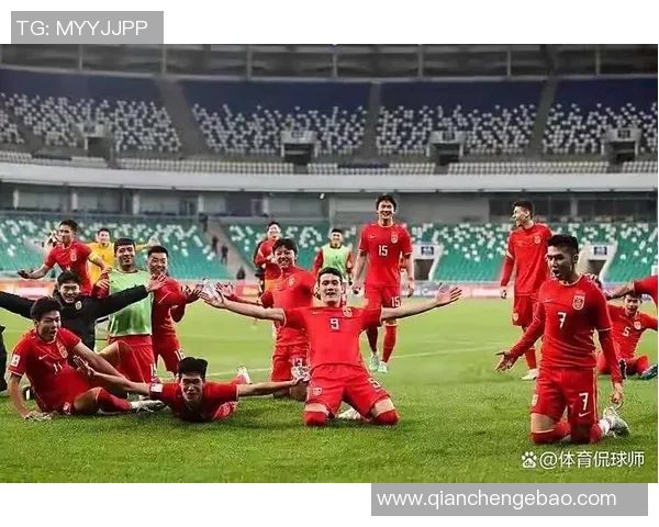 中国球迷模仿世界足球巨星展现独特风采引发社交平台热议